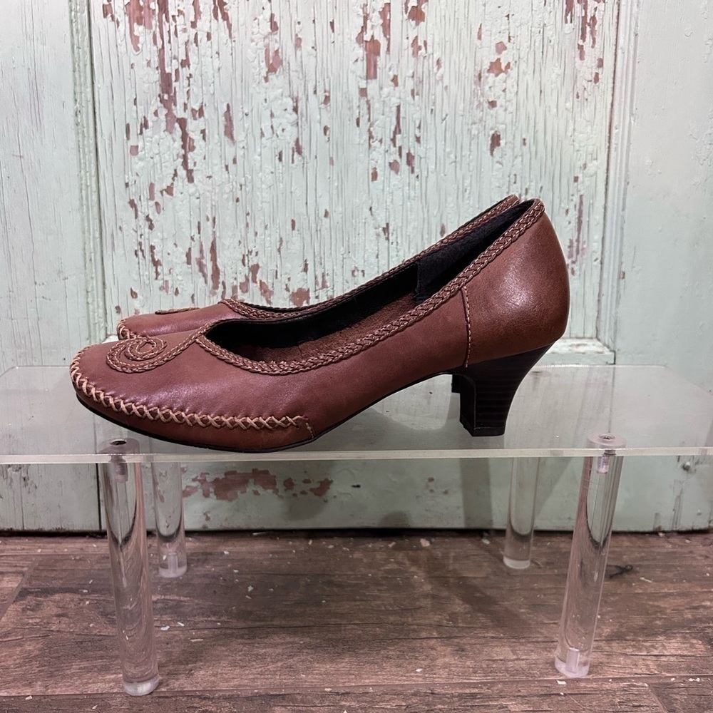 Women’s Hush Puppies “Pasha” brown leather round-toe pumps - Picture 3 of 6